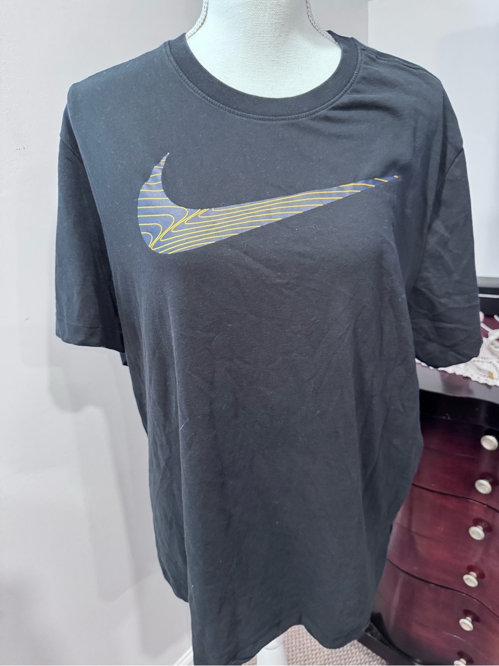 Nike Men's Black Graphic Swoosh T-Shirt